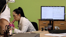 zgrabna nastolatka z kolczykami w sutkach