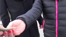 laska z biustem na wierzchu delektuje się ktuasem