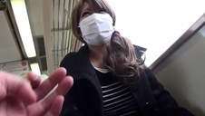 chwyta ją za dupkę i znakomicie ją rucha