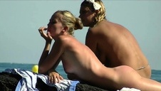 koleś posuwa cycatą suczkę