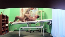 brunetka sika w toalecie