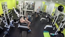 laska w gorsecie masturbuje się na kanpie