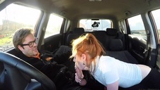 dziadek liże jej niewielki biust