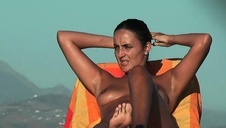 seksik z czarnowłosą babeczką w kuchni