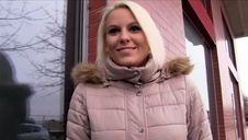 dwie wygolone silikonowe laski liżą się na plaży