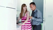 długa różdżka w jej ustach