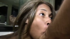 piękna brunetka pokazuje swoje kakaowe oczko przed kamerką