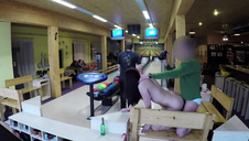 zabawia się z dwiema młodziutkimi cipkami