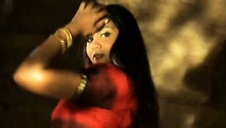 fajna suczka bawi się szparą