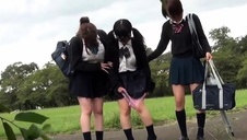 kładzie ją na swoim fiucie