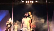 chude i wytatuowane babki dobrze się pieszczą w trójkącie