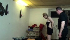 młoda i czarnowłosa przyjaciółka z wygoloną muszelką