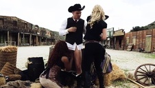 zwariowana babka trzepie i ssie dużego kutasa