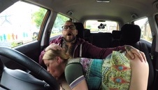 na szafce kuchennej znalazła idealne miejsce do masturbacji