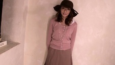 brunetka siada na wielkim dildo