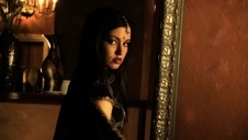 blond laseczka dobrze się oddaje na łóżku