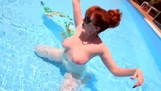 całuje ślicznotkę po stópkach