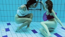 ładna dziewczyna z okularnikiem