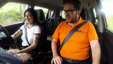 dwie porno dziewczyny mają na niego chrapkę