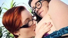 brunet pieprzy się z nią z rozkoszą