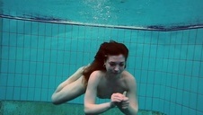 erotyczna laseczka rozkłada dla niego nóżki