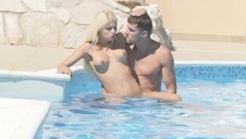 czarnowłosa amatorka potrafi sobie dogodzić