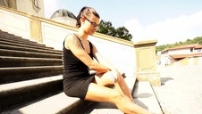 ściska pośladki bardzo gorącej pani