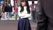 seksowna babcia chce się przespać w sypialni