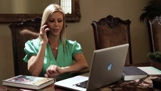 laseczka z czekoladowym ciałkiem masuje sobie piczkę