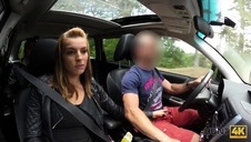 posuwa ją w ogoloną szpareczkę