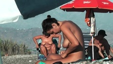 mamcia i młoda laska rżnięta w trójkącie