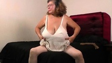 kokietuje kelnera bo chce aby ją wydymał na barowym stołku