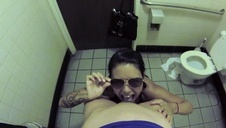 wydymana przez sprzątacza basenów