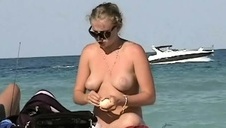 całuje jej wilgotną szparkę na skórzanej kanapie