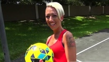 klęczy i chwyta czarną pałę