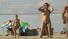 czworokącik na czerwonej sofie