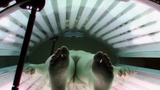 rozkłada mamie nogi i liże jej picze