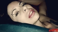 czekoladowy chłop pieści bladą łanią