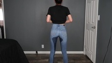 blond panienka ciągnie oba penisy