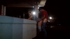 rozwiera swoją gorącą różową cipkę