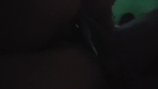 blondynka polewa swoje jędrne ciało wodą