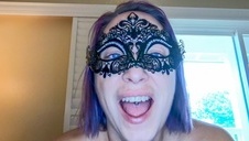 złapał z ajej wielkie wymiona i nie chce ich puścić