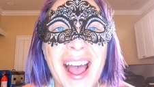 mama z różową muszelką daje sobie z palca