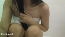 azjatka obciąga fiuta w godzinach pracy