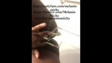 nieźle zarzuca dupskiem na kolesiu