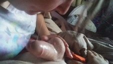 wkłada dildo w jej dupeczkę