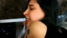 piękna brunetka lubi sie masturbować