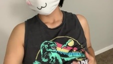 dymanie latynoskiej latawicy na czerwonej sofie