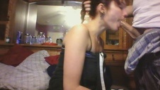 ciemnowłosa młodea suczka pozuje