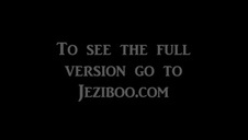 ujeżdża kolegę na łóżeczku